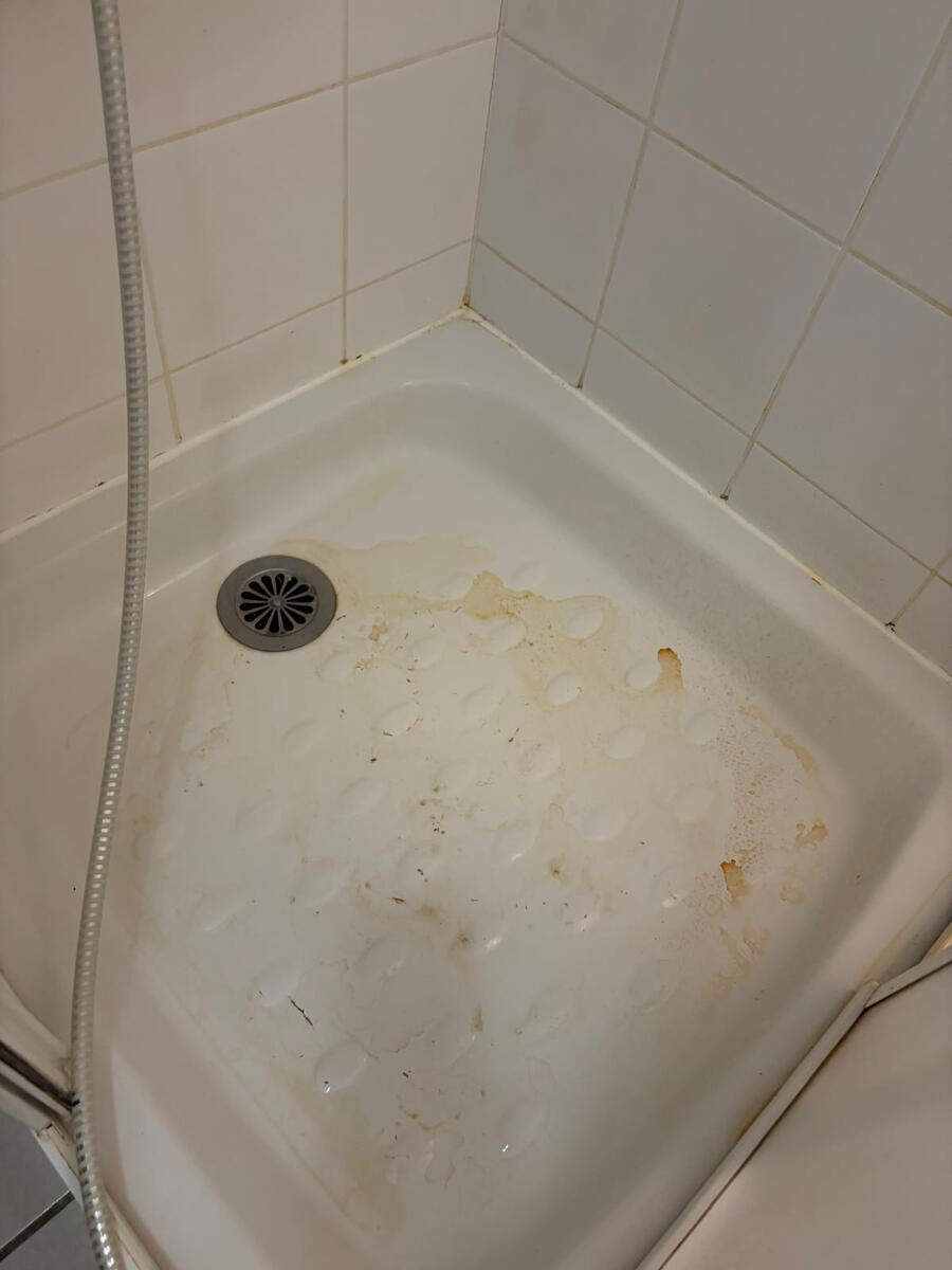 Nettoyage d'une cabine de douche (avant)
